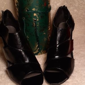 BEAUTIFUL BLACK LEATHER BOOTIE HEELS